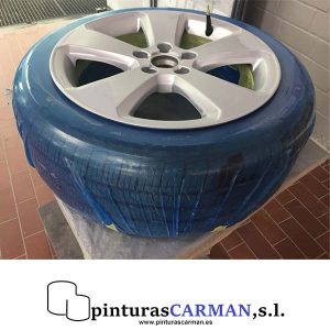 un plástico para pintar llantas wps puesto sobre el neumático